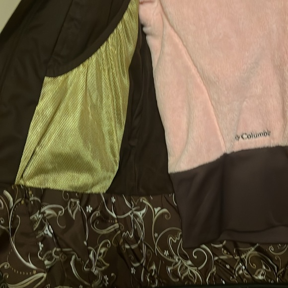 Woman’s Columbia Winter Jacket - Picture 7 of 8